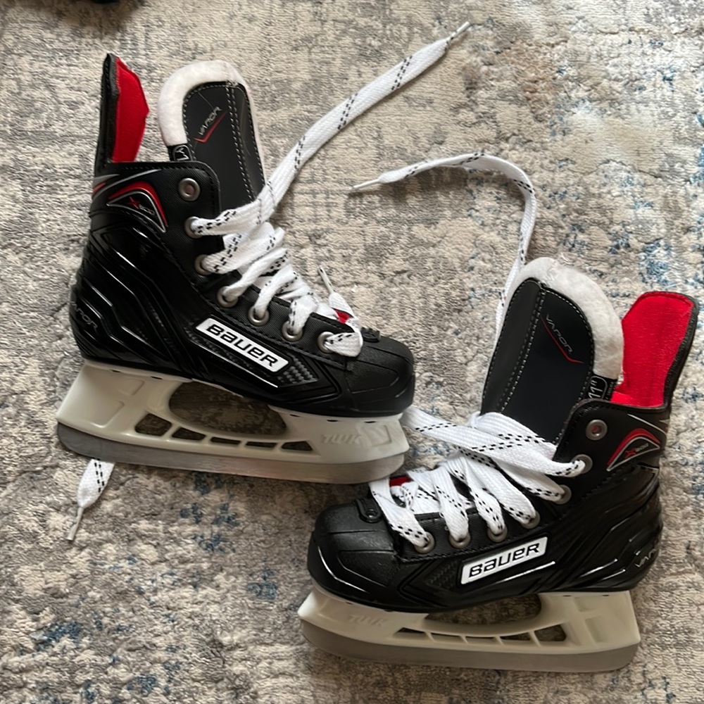 Brand new, Bauer Vapor hockey skates!
